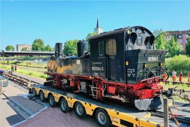Die Dampflok, die bis vor 50 Jahren auf der Strecke nach Kirchberg unterwegs war, kehrte am Mittwoch an ihren Einsatzort, den ehemaligen Bahnhof in Wilkau-Haßlau, zurück. Sie ist der Höhepunkt des Bahnhoffestes. 