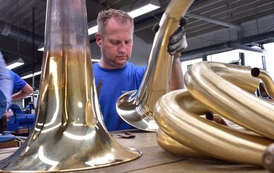 Instrumentenbauer Michael Kaminski bei der Arbeit an einem Tenorhorn.