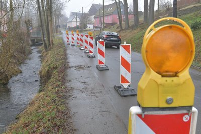 Aufgrund des Hangrutsches im Freiberger Stadtteil Kleinwaltersdorf ist dort die Straße halbseitig gesperrt.
