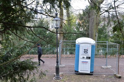 Dieses Dixi-Häuschen im Albertpark in Freiberg ist für die Bauarbeiter gedacht.