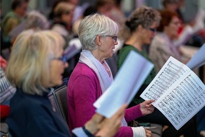 Von Profis lernen: In der Kongresshalle am Zoo in Leipzig sangen Laien am Samstagvormittag gemeinsam mit Mitgliedern des Chores der Oper Leipzig unter Leitung von dessen Chordirektor Thomas Eitler-de Lint Stücke von Giuseppe Verdi, Richard Wagner und Bedrich Smetana. Das Mitsingkonzert stand im Rahmen des Deutschen Chorfestes, bei dem von Donnerstag bis Sonntag 539 Konzerte mit 9500 Sängerinnen und Sängern zu erleben waren.