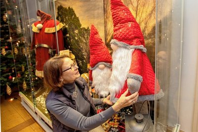 Beate Völker bei der Dekoration der Weihnachtswichtel. Sie sind in der Ausstellung ein Hingucker.