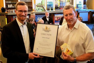 Bürgermeister Tobias Kämpf (links) bekam vom Vorstandsvorsitzenden Bernd Märtner (rechts) jetzt die Stiftungsurkunde der Bürgerstiftung Plauen überreicht. 
