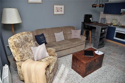 Blick in den Wohnbereich der Ferienwohnung Roland Ranft in Bad Elster. Die Ferienwohnung wurde teilweise mit dessen Möbeln ausgestattet.