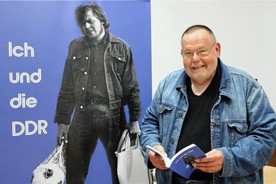 Über 40 Jahre liegen zwischen dem Bild auf dem Plakat und dem Heute: Dachdeckermeister Johannes Heine erzählt in seinem Buch von Kindheit und Jugend in der DDR.