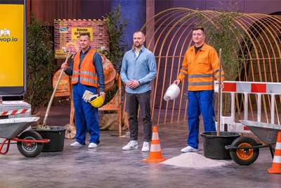 Die drei Köpfe hinter Job-Swop (Frank Burian, Felix Nawroth, Jan Meier) präsentieren in „Die Höhle der Löwen" ihre Idee. Burian und Meier schlüpfen dafür in die Rolle von Bauarbeitern, die ihre Jobs tauschen.