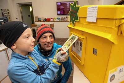 Das Christkindl-Postamt hat derzeit im Museum geöffnet. Ferdinand (5) hat mit seinem Vater Andreas Koburger den Wunschzettel bereits eingeworfen.