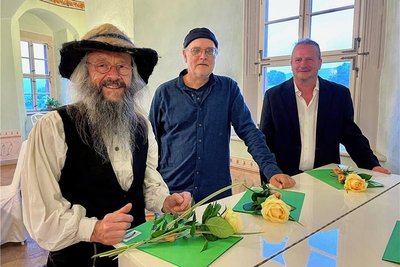 Die Preisträger sind (v. l.): Wolfram Liebing, Jörn Hühnerbein und Hauptpreisträger Ulf Großmann. Zudem vergab die Jury weitere Anerkennungspreise und Buchgutscheine.
