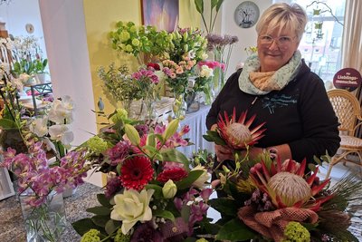 Sylvia Loske verkauft seit 20 Jahren Blumen im Geschäft Stil-Bruch in Flöha.