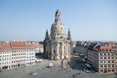 Die Polizei ermittelt nach der Fahrt am Dresdener Neumarkt wegen Gefährdung des Straßenverkehrs. (Archivbild)