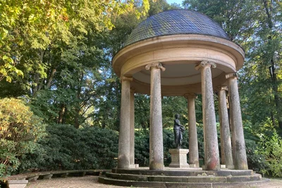 Der Floratempel am Gondelteich: Die Flächen im hinteren Teil der historischen Parkanlagen von Bad Elster gehören der Kommune und werden von ihr gepflegt.