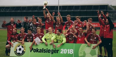 2018 haben die jungen Wilden des SSV Königshain-Wiederau den Kreispokal bei den A-Junioren gewonnen. Es war einer ihrer vielen Erfolge im Jugendfußball unter Trainer Holger Blüher (r.). Von den damaligen Talenten profitieren jetzt auch die Männer. 