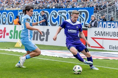 Mit einem 1:1 gegen den TSV 1860 München, Erik Majetschak im Duell mit Tunay Deniz (l.), hat sich der FC Erzgebirge Aue aus der Punktspielsaison verabschiedet. Nun steht der Sommerfahrplan fest.