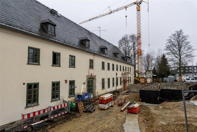 Um- und Neubau des Komplexes Goethe-Halle und Bürgerhaus wird deutlich teurer. Die geplanten fünf sind auf neun Millionen Euro geklettert. Möglichkeiten, den Bau pausieren zu lassen oder den Umfang zu reduzieren, gibt es nicht.