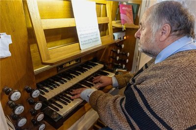 Kantor Frank Roßburg hat am Samstag zur Orgelvesper gespielt. Anlass war das Jubiläum "150 Jahre Orgel in Werda". Roßburg spielte Werke von Johann Sebastian Bach, Joseph Haydn und Johann Gottlieb Walther. Der Eintritt war frei. 