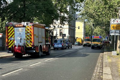 Dresden, am Montagabend: Rettungskräfte sind mit einem Großaufgebot im Einsatz, nachdem bei einem Blitzeinschlag zehn Menschen teils schwer verletzt wurden.