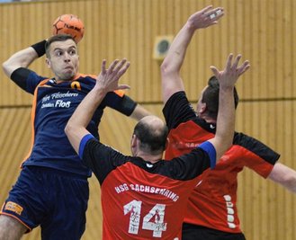 Der Lengenfelder Patrick Rink (links am Ball) wird hier bei einem Torwurf von Marc Bohn und Steve Rettcke attackiert. Mit neun Treffern ist er der treffsicherste Spieler der Partie. 