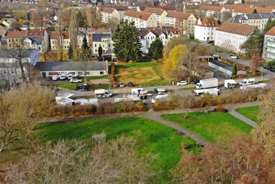 Vorn Stadtpark und Wochenmarkt, links dahinter Freizeitzentrum mit Kegelbahn.