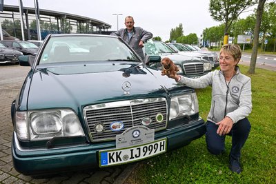Jürgen Braun und Iris Hackstein aus Tönisvorst haben Auto und Wackeldackel mitgebracht.