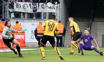 Ohne Mühe legt Dynamos Marco Hartmann (zweiter von rechts) für Erich Berko auf (Nummer 40). Die FCE-Spieler Martin Männel (links) und Nicolai Rapp kommen zu spät.
