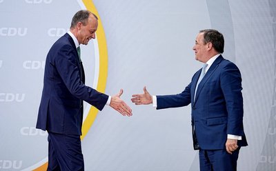 Friedrich Merz (l), künftiger CDU-Bundesvorsitzender, nimmt die Gratulation von seinem Vorgänger Armin Laschet beim Bundesparteitag der CDU im Konrad-Adenauer-Haus entgegen.