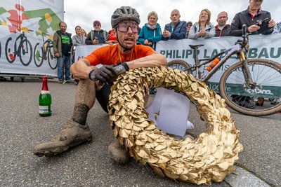 Felix Fritzsch mit dem Siegerkranz. Der 36-Jährige vom Dresdner Team R2Crew gewann die Königsdistanz zum ersten Mal.