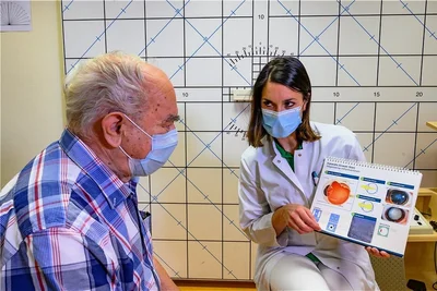 Was passiert da in meinem Auge? Dr. Nancy Diedenhofen von der Augenklinik im Chemnitzer Klinikum erklärt Bernd Fischer den Grauen Star. 