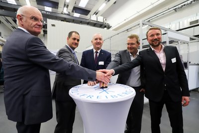 Lothar Beier, Tobias Fieback, Thomas Schmidt, Sven Krüger und Henning Zeidler (v .l.) geben den Startschuss für den neuen 3D-Drucker an der Bergakademie Freiberg.