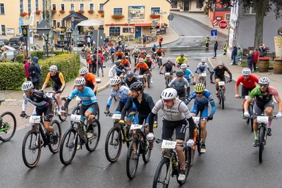 Da nieselte es noch, später riss die Wolkendecke auf: Mehr als 700 Mountainbiker absolvierten zunächst eine Ortseinführungsrunde, ehe es auf die Strecke ging.