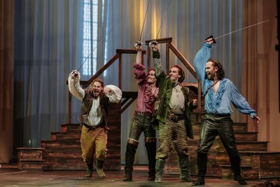 Es sind natürlich vier Musketiere: Yannik Gräf als D’Artagnan, Fabian Vogt als Aramis, Gregor Roskwitalski als Porthos und Stefan Bleiberschnig als Athos (v.l.) schwören sich ein.