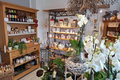 Neben Blumen wird im Stil-Bruch auch auf Geschenkartikel gesetzt.