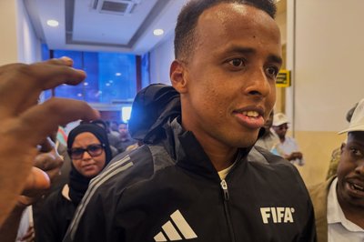 Bei seiner Rückkehr nach Somalia wurde Referee Omar Artan gefeiert.