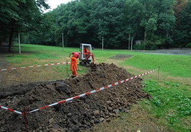 
              <p class="artikelinhalt">Im Wilhelm-Wunderlich-Park wird zurzeit gebaut. Mitarbeiter des Eigenbetriebes Stadttechnik verlegen eine Wasserleitung für die Waldgaststätte.</p>
            