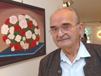 Walter Brückner im Jahr 2007 vor einer seiner Arbeiten im Oelsnitzer Heinrich-Hartmann-Haus. 