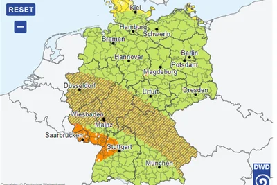 In einem breiten Streifen von West nach Ost gelten am Dienstag Unwetterwarnungen des Deutschen Wetterdienstes.
