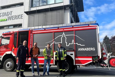 Bei der Übergabe der neue Gasspürgeräte.