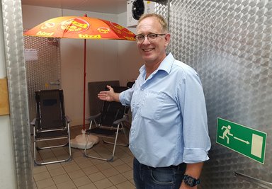 Markt-Inhaber Lars Koch zeigt die Kühl-Oase in seinem Geschäft.