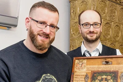 Frank Schubert (links) – hier mit Thums Bürgermeister Thomas Mauersberger – ist vielen auch als Musiker bekannt. Aus beruflichen Gründen hat der Heilpraktiker für Physiotherapie sein Ehrenamt als Stadtrat beendet.