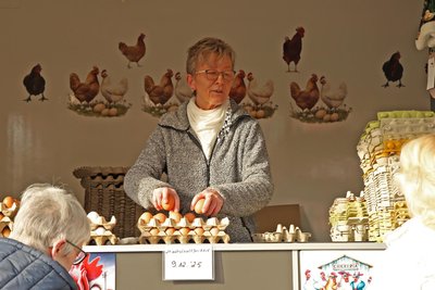 Eierverkäuferin Karla Eichler ist es wichtig, dass der Wochenmarkt in Marienthal erhalten bleibt.