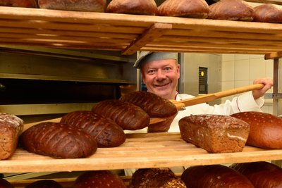 Bäckermeister Gunter Weißbach aus Stollberg kurz vor seinem Ruhestand. Brote und deren Vielfalt haben ihn seit 1990 stets begeistert.