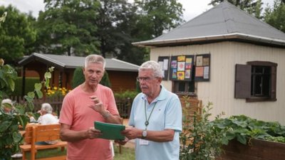 Peter Goller, Vorsitzender des Kleingartenvereins "Sonnige Höhe" (links), und Jury-Präsident Jürgen Sheldon bei der Begehung der Anlage. Die Gablenzer hatten sich für den Wettbewerb "Gärten im Städtebau" beworben und unter den 20 Finalisten gelandet.