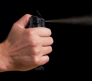 Mit Pfefferspray ging ein Polizist gegen einen vermeintlichen Stalker vor. 