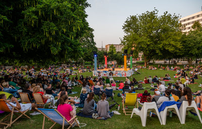 Bis zu 500 Personen besuchten den wöchentlichen Poetry Slam beim Parksommer. Die Reihe im Stadthallenpark verzeichnet einen Besucherrekord.