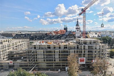 Über dem Rohbau des künftigen Wohn- und Geschäftskomplexes am Getreidemarkt schwebt mittlerweile die Richtkrone. 