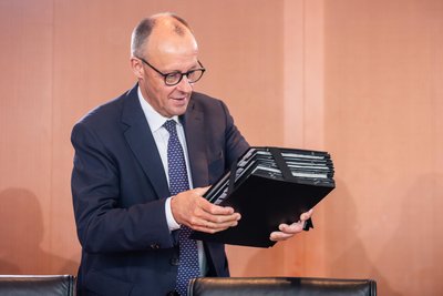 Bundeskanzler Friedrich Merz (CDU) kommt zu letzten Sitzung seines Kabinetts vor der Sommerpause ins Kanzleramt.