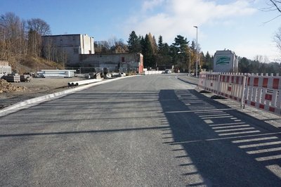 Die Bundesstraße in Oelsnitz: Derzeit laufen viele Restarbeiten. Einen Freigabetermin nennt das Straßenbaulandesamt bislang nicht. 