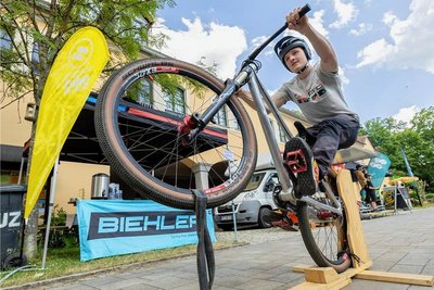 Nic Jeschke aus Schneckenstein demonstriert das Balancieren auf einem Rad mit dem DirtJumpBike. 