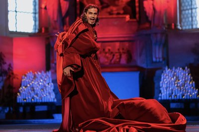 Alexander Donesch als Kardinal Richelieu.
