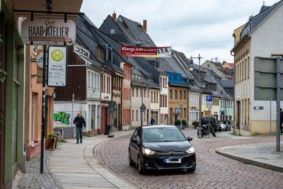 Die Weberstraße in der Mittweidaer Innenstadt, hier finden sich unter anderem Handel, Dienstleistungen und Gastronomie.