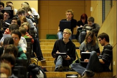 Die Zahl der Studienanfänger ist auf einen neuen Höchststand gestiegen: In diesem Jahr nahmen rund 423.000 junge Menschen ein Studium an Hochschulen in Deutschland auf. Die Studienanfängerquote erhöhte sich auf 43 Prozent. Das Foto zeigt Studienanfänger an der Technischen Universität Dresden im vergangenen Jahr.